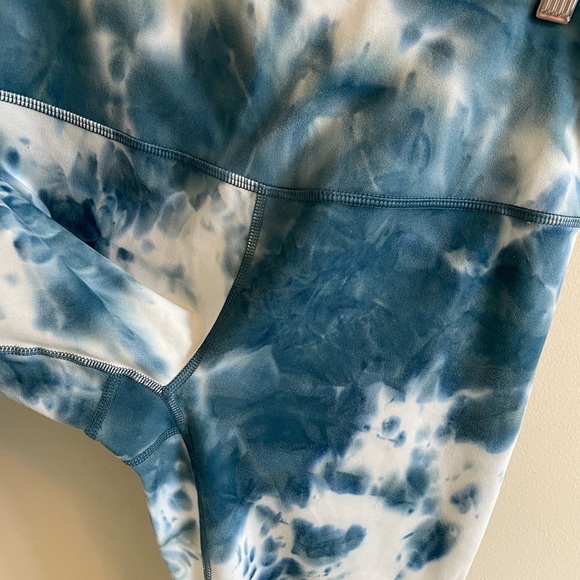Size M Blue and White Tye Dye Leggings - Picture 17 of 17